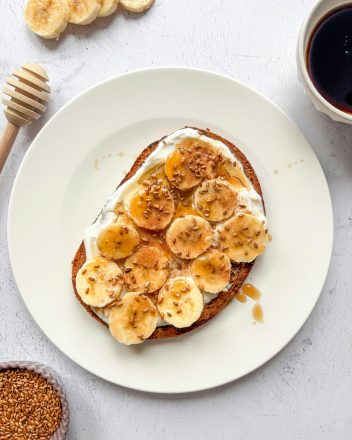 a plate of food with a cup of coffee and a spoon , énergie