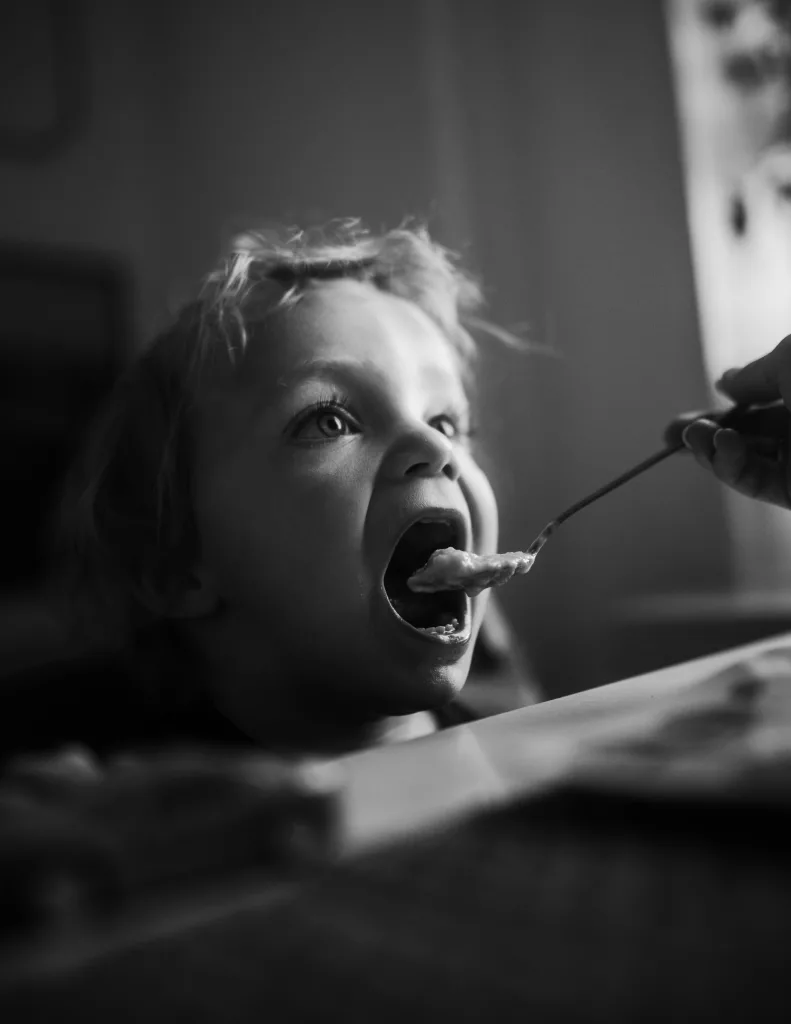 enfant qui mange , image blanc et noir