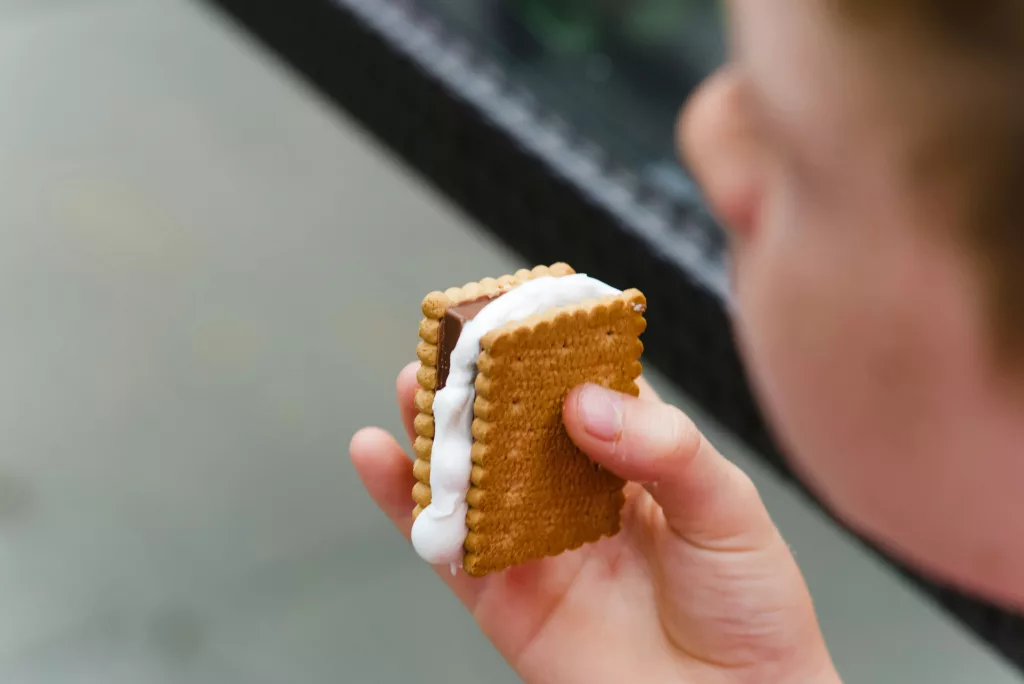 enfant mange gateau
