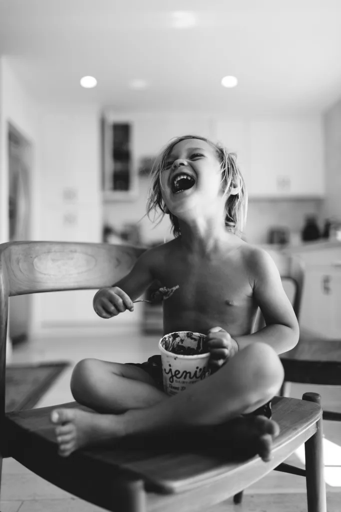 enfant qui mange et rit