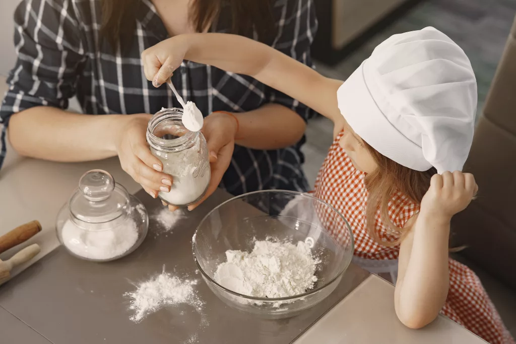 Mère et fille préparent des biscuits.