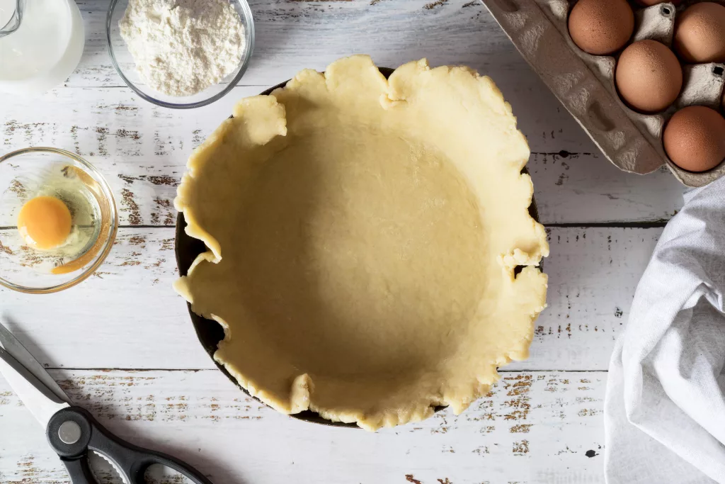 Pâte à tarte avec ingrédients environnants