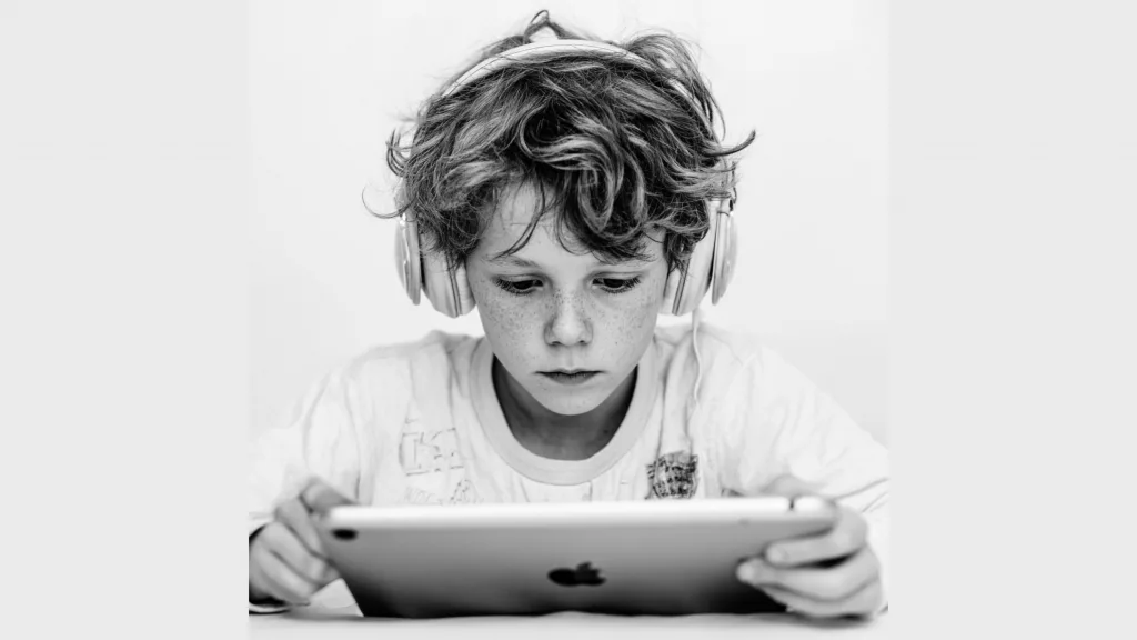 EndeavorRx - Enfant portant un casque audio et utilisant une tablette, concentré sur un contenu numérique interactif