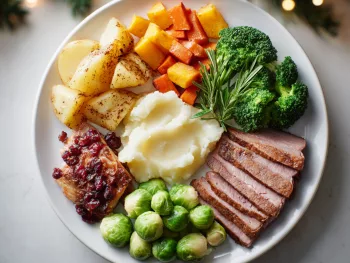 Repas de Noël adapté avec aliments bien séparés, présentée de façon simple et respectueuse des sensibilités alimentaires
