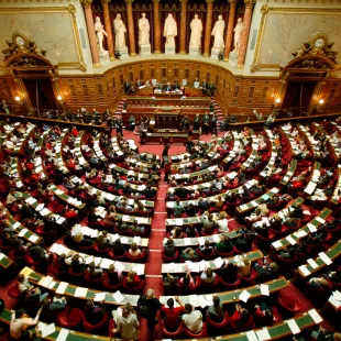Séance du Sénat en hémicycle lors de l’examen d’une proposition de loi concernant l’école inclusive et le statut des AESH.
