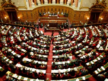 Séance du Sénat en hémicycle lors de l’examen d’une proposition de loi concernant l’école inclusive et le statut des AESH.