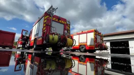 Camions de pompiers français stationnés à la caserne - Les équipes du Val-d'Oise se forment pour mieux intervenir auprès des personnes autistes