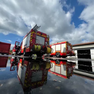 Camions de pompiers français stationnés à la caserne - Les équipes du Val-d'Oise se forment pour mieux intervenir auprès des personnes autistes