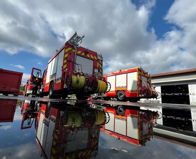 Camions de pompiers français stationnés à la caserne - Les équipes du Val-d'Oise se forment pour mieux intervenir auprès des personnes autistes