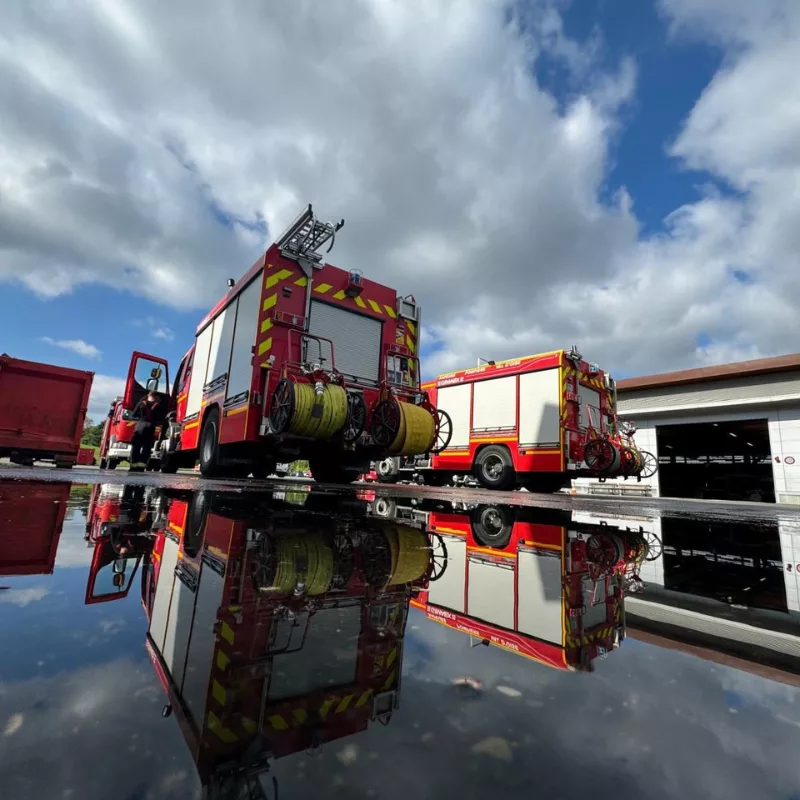 Camions de pompiers français stationnés à la caserne - Les équipes du Val-d'Oise se forment pour mieux intervenir auprès des personnes autistes