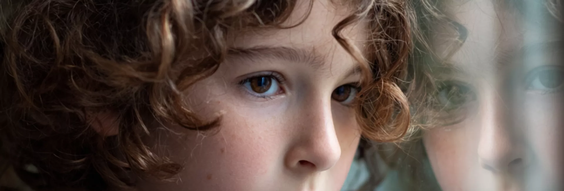 Illustration en couleurs neutres représentant la crise d’identité chez l’enfant, liée au camouflage, à travers un moment calme de questionnement intérieur.