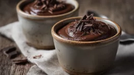 Crème au chocolat facile de Michalak servie dans deux ramequins en céramique artisanale sur une table en bois rustique