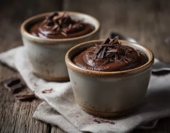 Crème au chocolat facile de Michalak servie dans deux ramequins en céramique artisanale sur une table en bois rustique