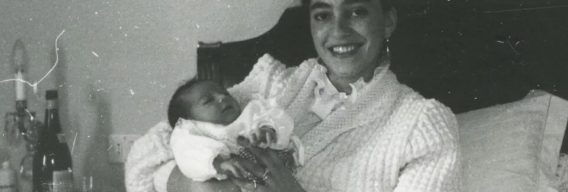 Edi Bocelli, jeune maman, tenant le petit Andrea dans ses bras à la naissance — la femme qui a refusé d'interrompre sa grossesse et changé l'histoire de la musique