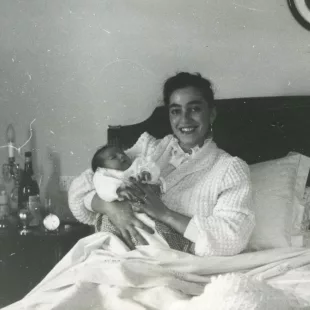 Edi Bocelli, jeune maman, tenant le petit Andrea dans ses bras à la naissance — la femme qui a refusé d'interrompre sa grossesse et changé l'histoire de la musique