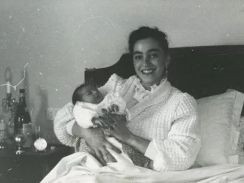 Edi Bocelli, jeune maman, tenant le petit Andrea dans ses bras à la naissance — la femme qui a refusé d'interrompre sa grossesse et changé l'histoire de la musique