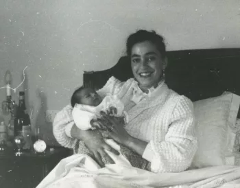 Edi Bocelli, jeune maman, tenant le petit Andrea dans ses bras à la naissance — la femme qui a refusé d'interrompre sa grossesse et changé l'histoire de la musique