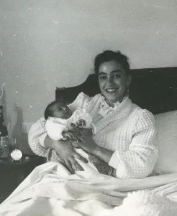 Edi Bocelli, jeune maman, tenant le petit Andrea dans ses bras à la naissance — la femme qui a refusé d'interrompre sa grossesse et changé l'histoire de la musique