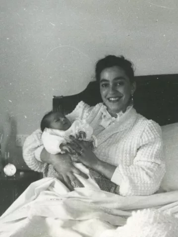 Edi Bocelli, jeune maman, tenant le petit Andrea dans ses bras à la naissance — la femme qui a refusé d'interrompre sa grossesse et changé l'histoire de la musique