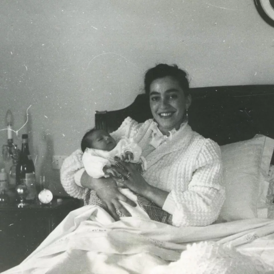 Edi Bocelli, jeune maman, tenant le petit Andrea dans ses bras à la naissance — la femme qui a refusé d'interrompre sa grossesse et changé l'histoire de la musique