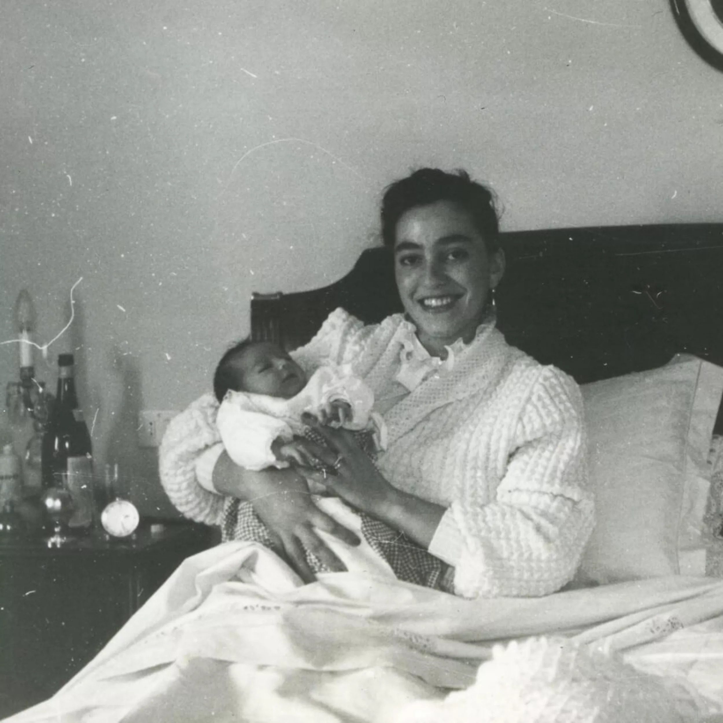 Edi Bocelli, jeune maman, tenant le petit Andrea dans ses bras à la naissance — la femme qui a refusé d'interrompre sa grossesse et changé l'histoire de la musique