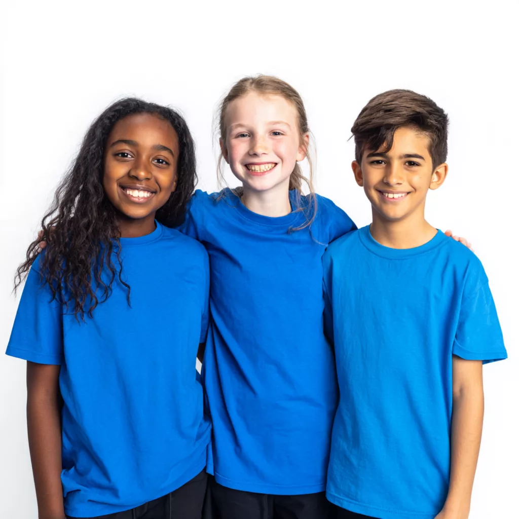 2 Avril Trois enfants souriants portant des t-shirts bleus pour la Journée mondiale de sensibilisation à l'autisme