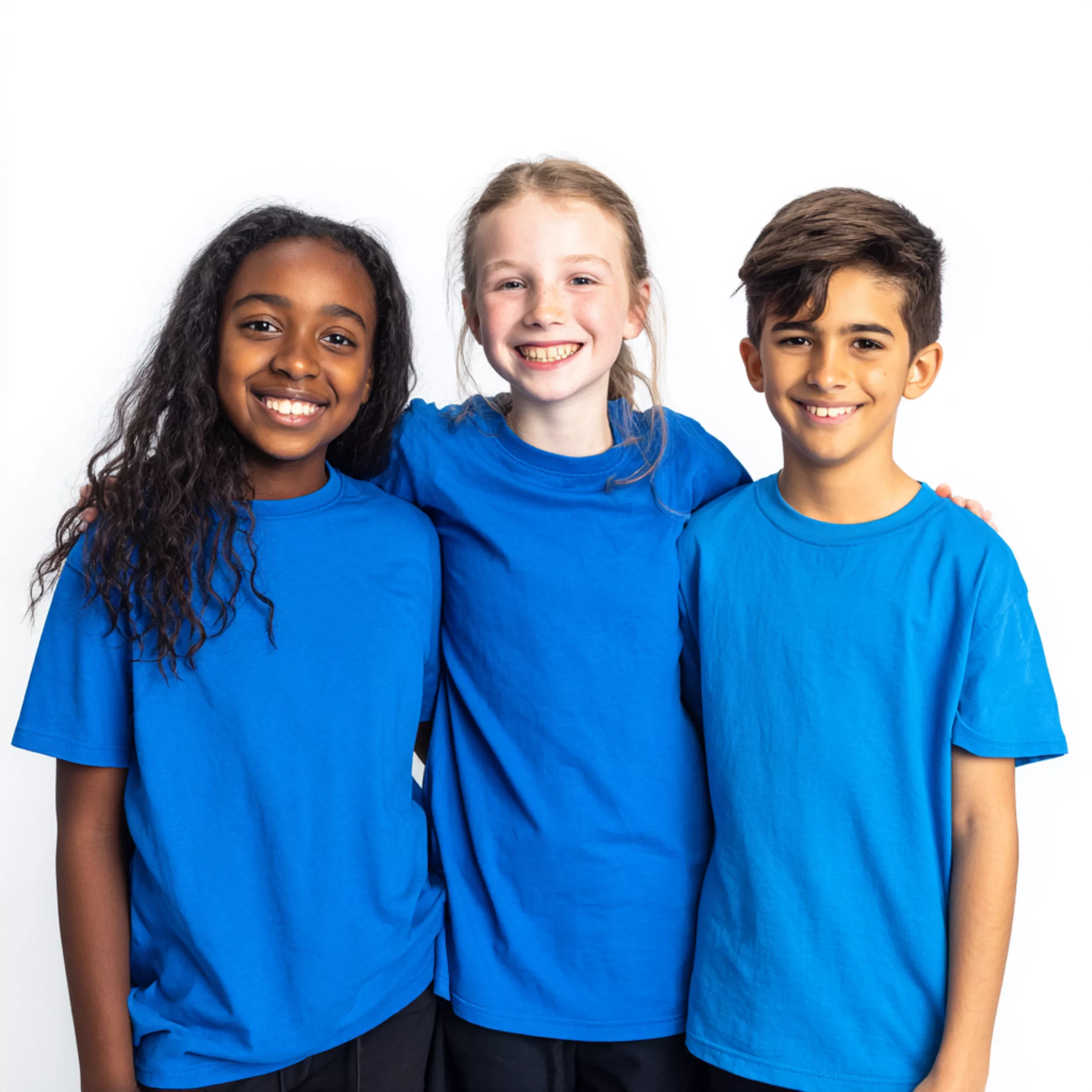 2 Avril Trois enfants souriants portant des t-shirts bleus pour la Journée mondiale de sensibilisation à l'autisme