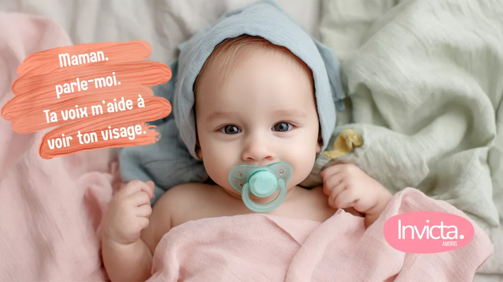 À quel âge bébé voit les visages — nouveau-né blotti dans les bras de sa mère, le regard attentif