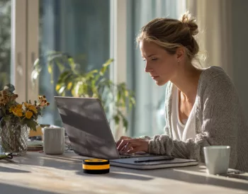 Femme seule consultant ses aides sociales sur un ordinateur portable, illustration de la réforme ASU 2026